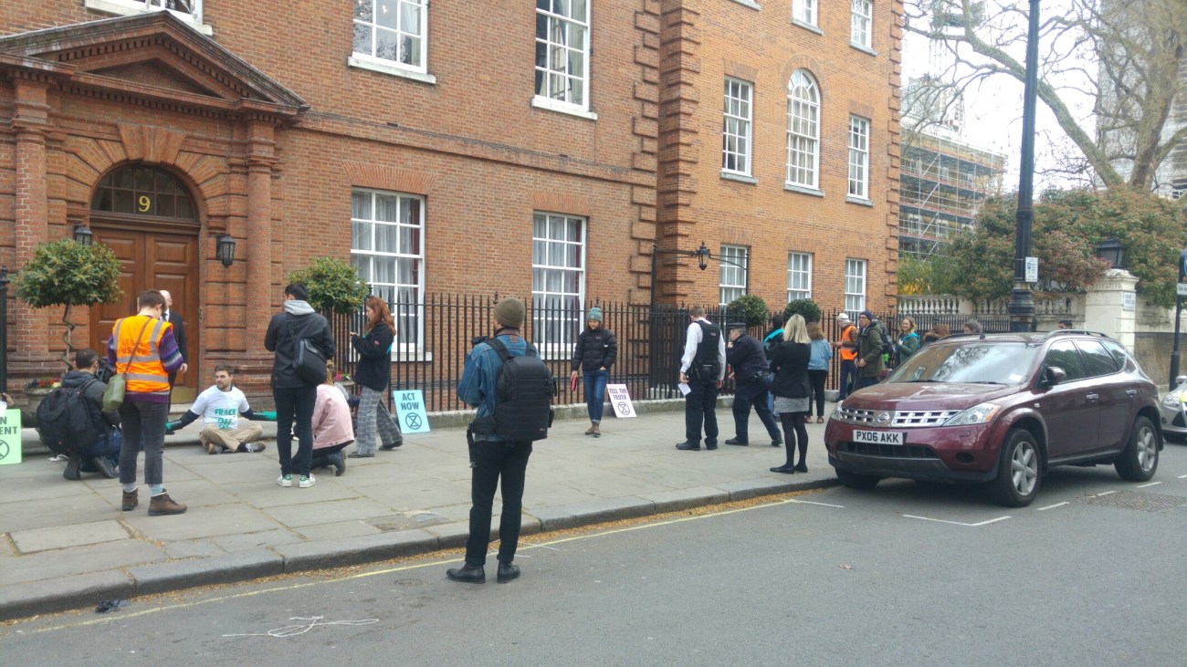 190404 protest WEEF seminiar dod1